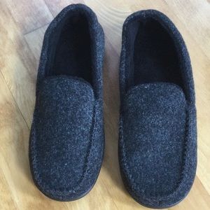 Men s size S slippers